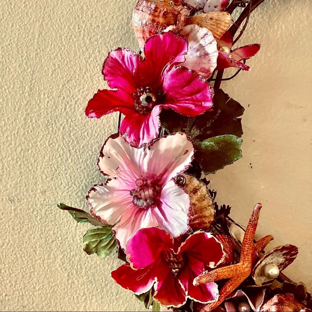 Hand dyed Flowers and seashells grapevine wreath - Picture 4 of 5